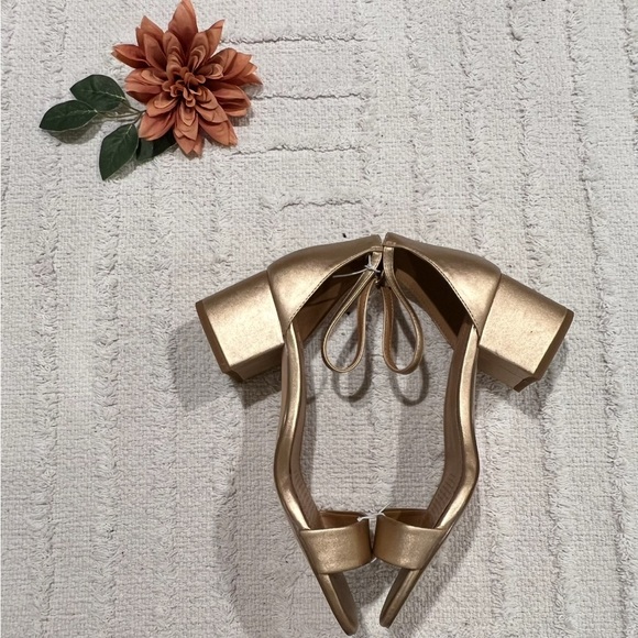 COMFORTVIEW The Orly Sandal Gold Strappy Sandals Low Heel- Size 10W - Picture 7 of 11